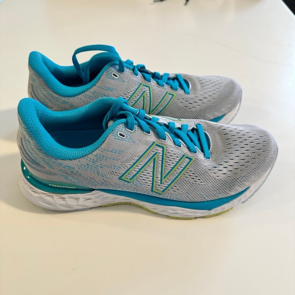 New Balance Women's 880v11 size 8.5